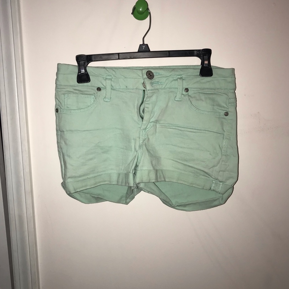 High-waisted, double buttoned denim shorts.